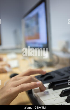 La tastiera e il computer Mac in una classe in una scuola secondaria, REGNO UNITO Foto Stock