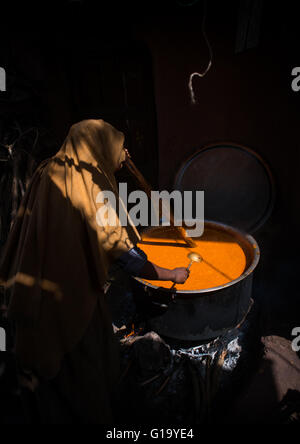 La donna la cottura churro durante Kidane Mehret celebrazione ortodossa, Amhara Region, Lalibela, Etiopia Foto Stock