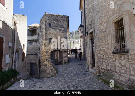 Una delle stradine del villaggio di Les Baux-de-Provence. Provenza, Francia Foto Stock