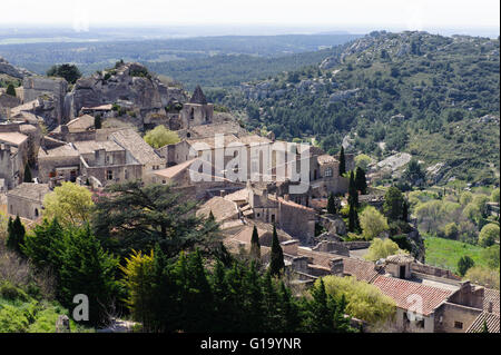 Vista sul villaggio dal castello di Les Baux de Provence nel sud della Francia Foto Stock