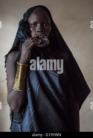 Ritratto di una tribù dei Mursi donna con piastra a labbro, valle dell'Omo, Hana mursi, Etiopia Foto Stock