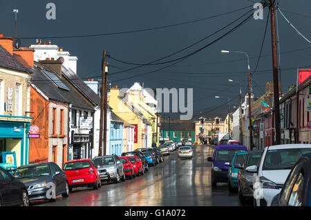 Main Street, Ardara, County Donegal, Irlanda dopo il passaggio di pioggia Foto Stock