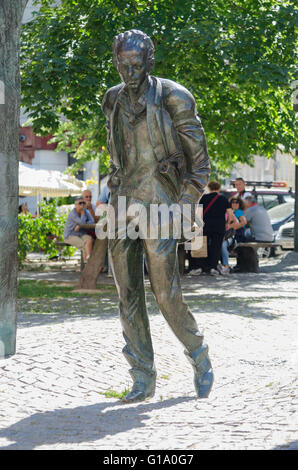 Mosca, Russia - Agosto 11, 2015: Monumento a Bulat Okudzhava sulla Arbat a Mosca Foto Stock