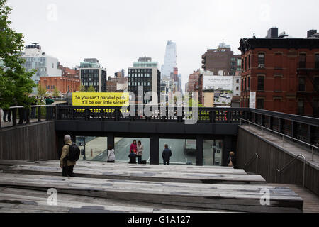 La Tenth Avenue Piazza Anfiteatro sulla linea alta nella città di New York, Stati Uniti d'America. Foto Stock