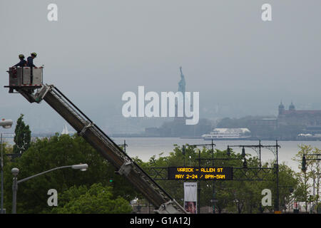 Vista della Statua della Libertà dalla linea alta nella città di New York, Stati Uniti d'America. Foto Stock