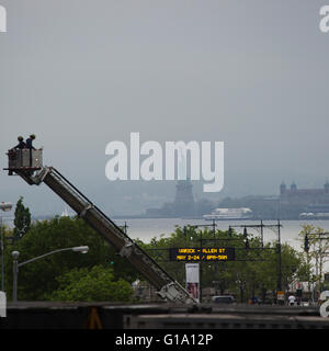 Vista della Statua della Libertà dalla linea alta nella città di New York, Stati Uniti d'America. Foto Stock