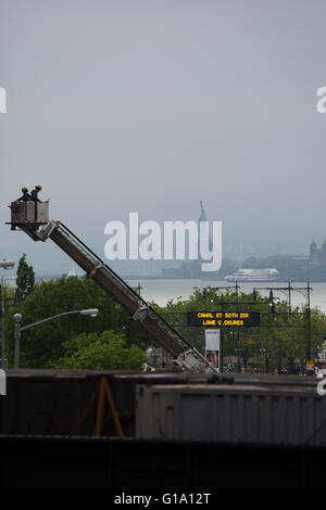 Vista della Statua della Libertà dalla linea alta nella città di New York, Stati Uniti d'America. Foto Stock