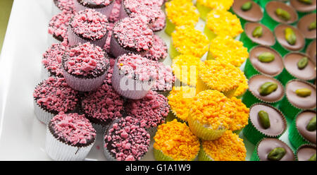 Colorato di cioccolatini su un contatore di mercato, close-up foto con messa a fuoco selettiva Foto Stock