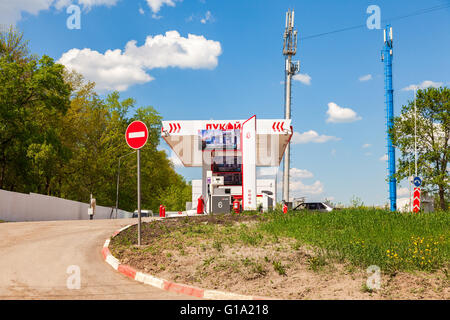 Lukoil stazione di gas nel giorno d'estate. Lukoil è uno dei più grandi russo società di olio Foto Stock