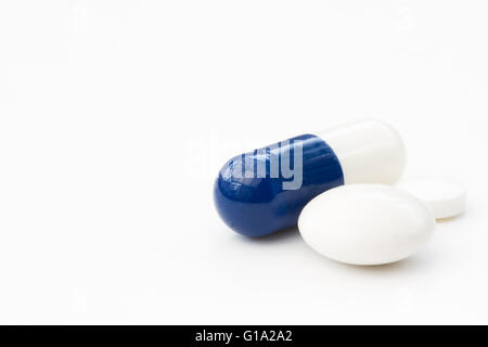 Una varietà di antidolorifiche farmaci in forma di pillole e compresse isolato su un fondo bianco. Foto Stock