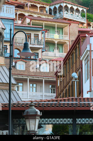 Tradizionale scultura in legno balconi della città vecchia di Tbilisi Foto Stock