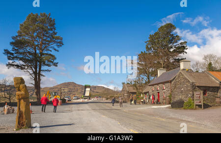 Turisti visitano Molly Gallivan's Cottage & fattoria tradizionale famoso per la sua sala da tè, poitin e maglieria irlandese presso il negozio di artigianato. Foto Stock