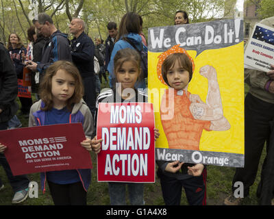 I bambini protestano contro la seconda marcia sui diritti di emendamento dell’America a New York City il 7 maggio 2016, che si è presentata per l’anno 4th. Foto Stock