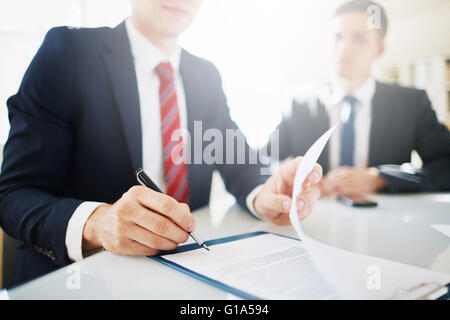Imprenditore con penna stilografica firma contratto dopo la negoziazione Foto Stock