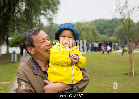 Orgogliosi Cinesi padre tenendo il figlio in Xuanwu park in Nanjing in Cina Foto Stock