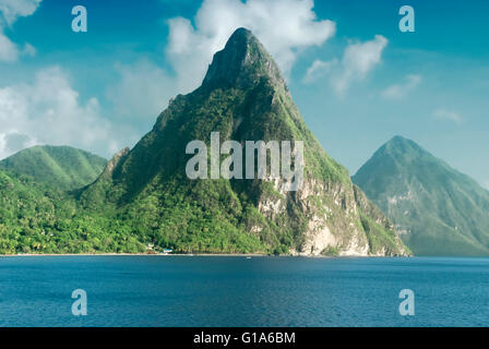 Vista del famoso montagne Piton in St Lucia Foto Stock