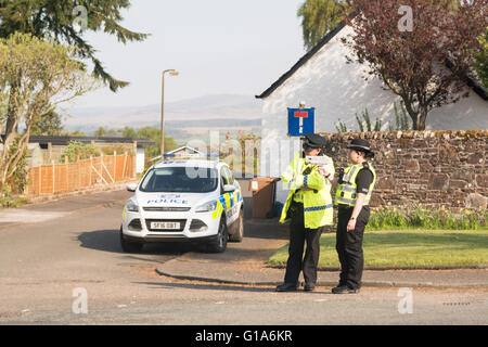 Maschio e femmina degli ufficiali di polizia con tenuta in mano la pistola radar su un villaggio rurale in strada a Killearn, Stirlingshire, Scotland, Regno Unito Foto Stock