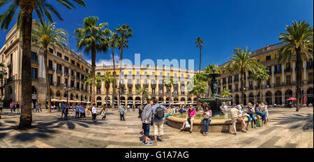 Persone presso la fontana a Placa Reial nel centro di Barcellona Spagna Europa Foto Stock