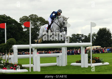 Cedric Lyard (Francia) il cadeau du Roi riding Cross Country al Land Rover Burghley Horse Trials, 5 settembre 2015 Foto Stock