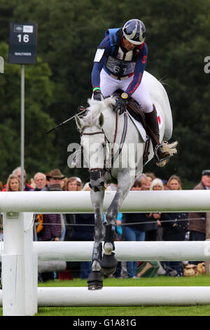 Cedric Lyard (Francia) il cadeau du Roi riding Cross Country al Land Rover Burghley Horse Trials, 5 settembre 2015 Foto Stock