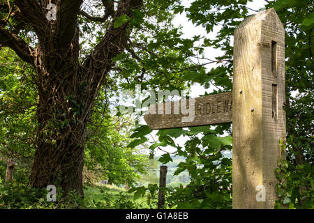 Un pubblico bridleway segno nella campagna inglese Foto Stock