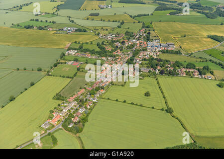 Una veduta aerea del villaggio di Burton Leonard e Nord circostante campagna dello Yorkshire Foto Stock