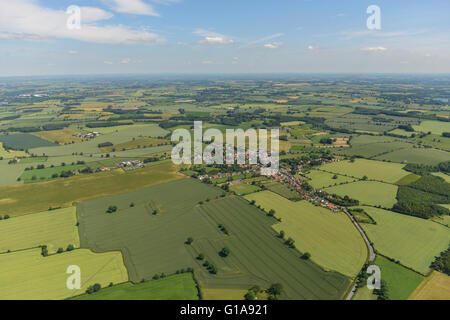 Una veduta aerea del villaggio di Burton Leonard e Nord circostante campagna dello Yorkshire Foto Stock