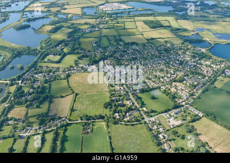 Una veduta aerea del Oxfordshire village di Ashton Keynes Foto Stock