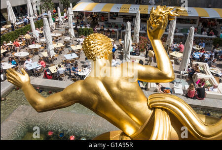 Centro Rock Cafe, giardino estivo & Bar come visto da dietro la Gold Prometheus statua al Rockefeller Center di New York City Foto Stock