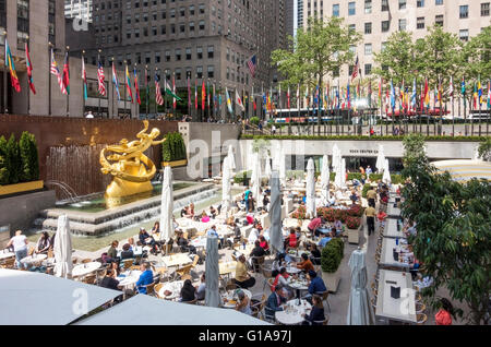 Il centro di Rock Cafe, giardino estivo & Bar al Rockefeller Center di New York City Foto Stock