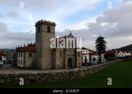 / Gotico Rinascimentale chiesa parrocchiale / Igreja Matriz e parte della città di mura difensive, Caminha, Provincia del Minho, Portogallo Foto Stock