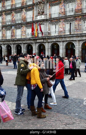 I turisti tenendo selfies davanti Casa de la Panaderia, Plaza Mayor, Madrid , Spagna Foto Stock