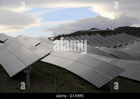 Array di pannelli solari su un grigio giorno nuvoloso, Sierra Alhamilla, vicino a Nijar, Almeria, Spagna Foto Stock