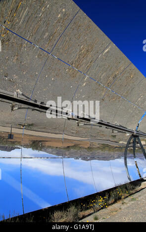 Ricurva concava specchi di riflettore a energia solare centro di ricerca scientifica e Tabernas, Almeria, Spagna Foto Stock