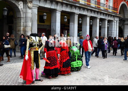 Manichini con il torero e la ballerina di flamenco costumi, Plaza Mayor, Madrid , Spagna Foto Stock