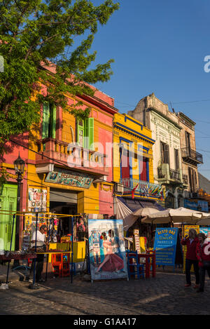 Dipinto luminosamente case in Caminito, La Boca, Buenos Aires, Argentina Foto Stock