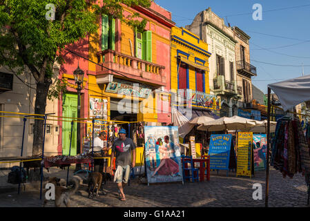 Dipinto luminosamente case in Caminito, La Boca, Buenos Aires, Argentina Foto Stock