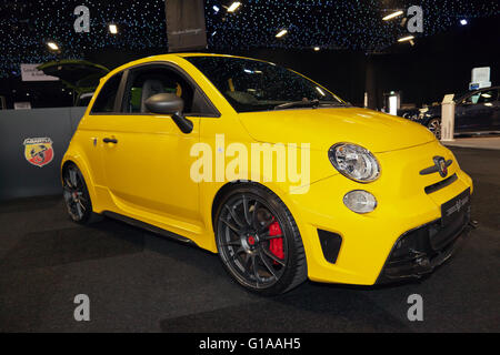 Vista di tre quarti di una Fiat 500 Abarth 956 biposto in mostra statica al 2016 London Motor Show Foto Stock