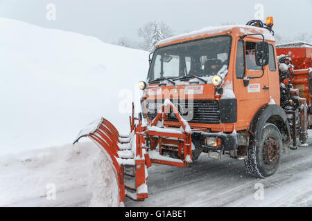 Spazzaneve camion sulla strada di Transalpina di Energia vicino Ranca, Romania Foto Stock