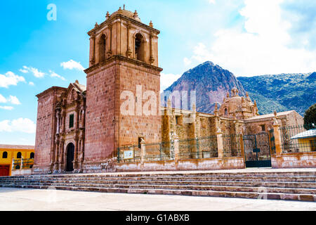 Campanile della chiesa Pupuka in Pukara con ceramica vacca a la recinzione in Perù Foto Stock