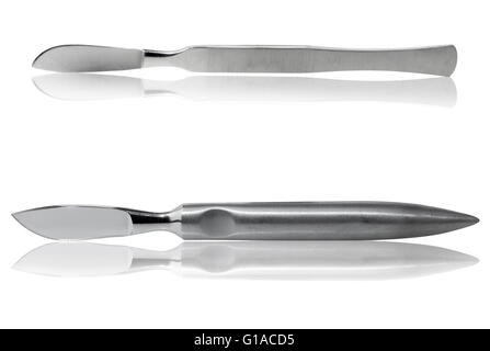 Bisturi chirurgico isolato su bianco Foto stock - Alamy