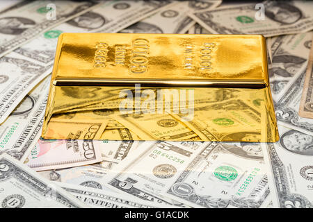 Gold bar close-up su uno sfondo di fatture del dollaro Foto Stock