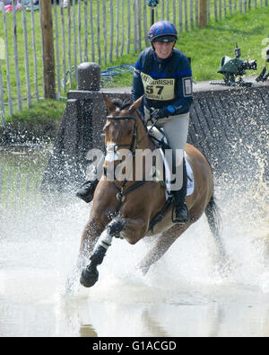 Mitsubishi Motors Badminton H/T C/C il giorno 3 2016 Zara Tindall sull Alta Unito durante il cross country al complesso di acqua Foto Stock