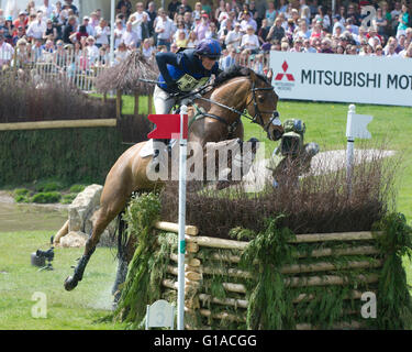 Mitsubishi Motors Badminton H/T C/C il giorno 3 2016 Zara Tindall sull Alta unito durante il cross country al complesso di acqua Foto Stock