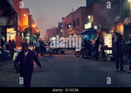 Marrakech, Marocco - Marzo 2, 2015 : affollata Medina di notte Foto Stock