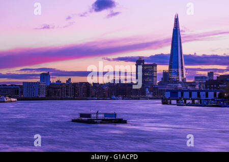 Moderno London cityscape durante il tramonto, compresa la Shard Foto Stock