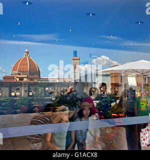 La riflessione di Firenze Duomo e il campanile in finestra a ufizzi caffetteria sul tetto, la cattedrale di Firenze complesso Foto Stock