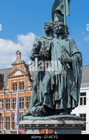 Statua di Jan Breydel e Pieter De Coninck presso la piazza del Mercato / Grote Markt di Bruges, Fiandre Occidentali, Belgio Foto Stock