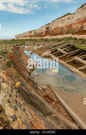 Il naufragio dello Sheraton sulla spiaggia presso Old Hunstanton sotto il Cretaceo strati di scogliere a Hunstanton Foto Stock