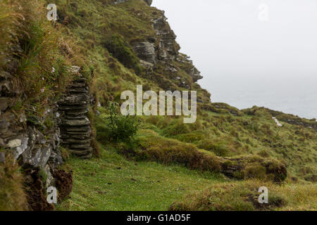 Età oscura rimane, Tintagel Castle, Cornwall, Regno Unito. Foto Stock